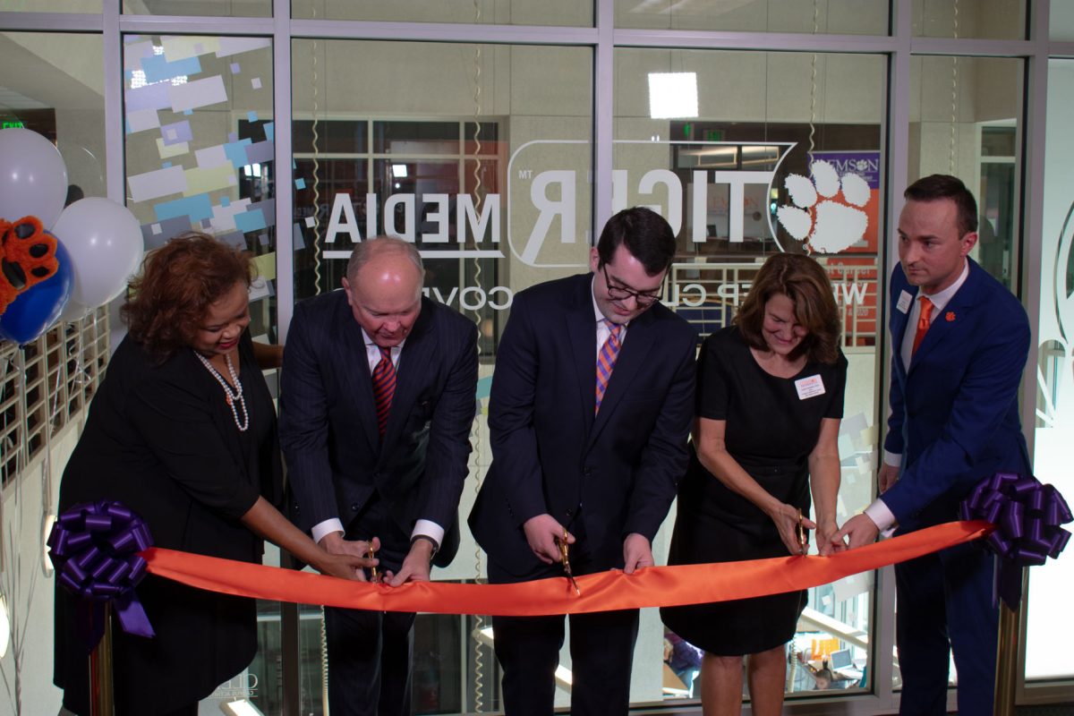 <p>Members of Tiger Media, Clemson's Communication Department, and WYFF cut the ribbon for the station's new bureau.</p>