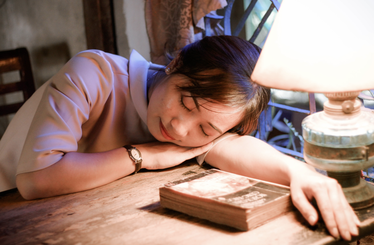 A woman sleeps in order to help her retain a greater amount of learned information.