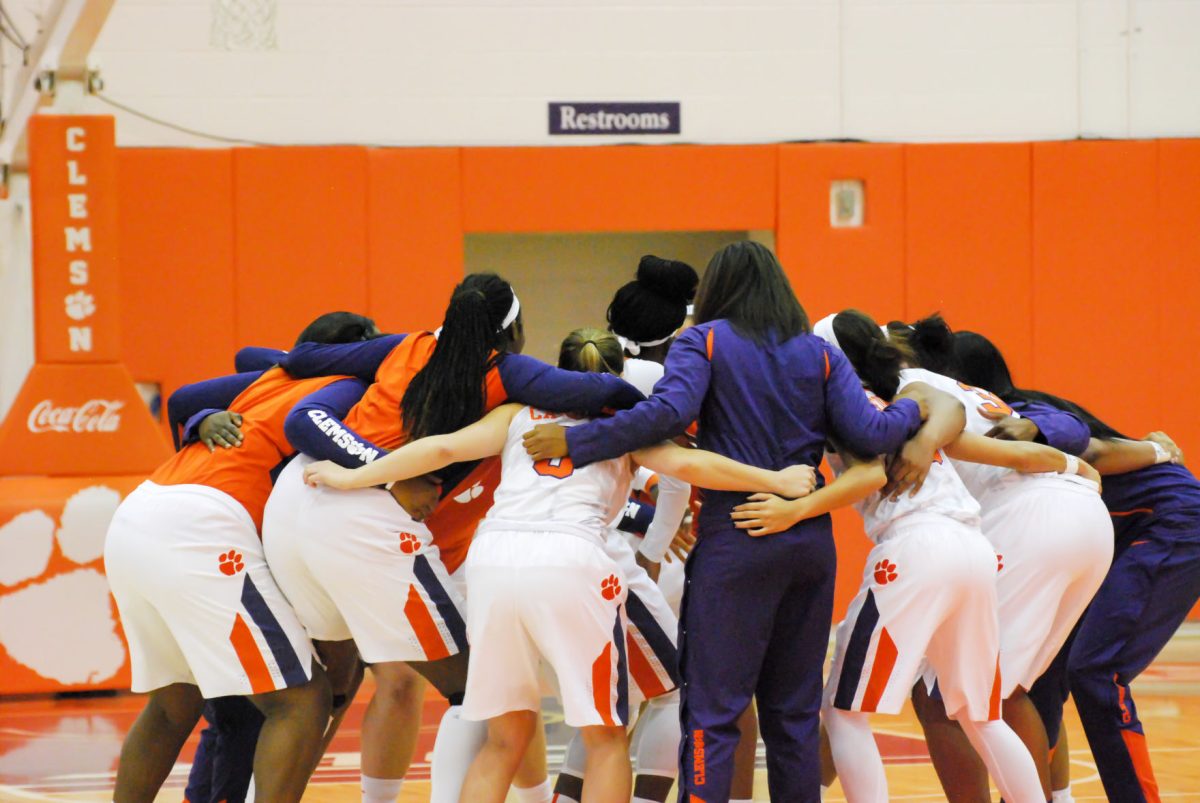 Clemson+womens+basketball+team+huddles+up+before+a+game+in+2017.