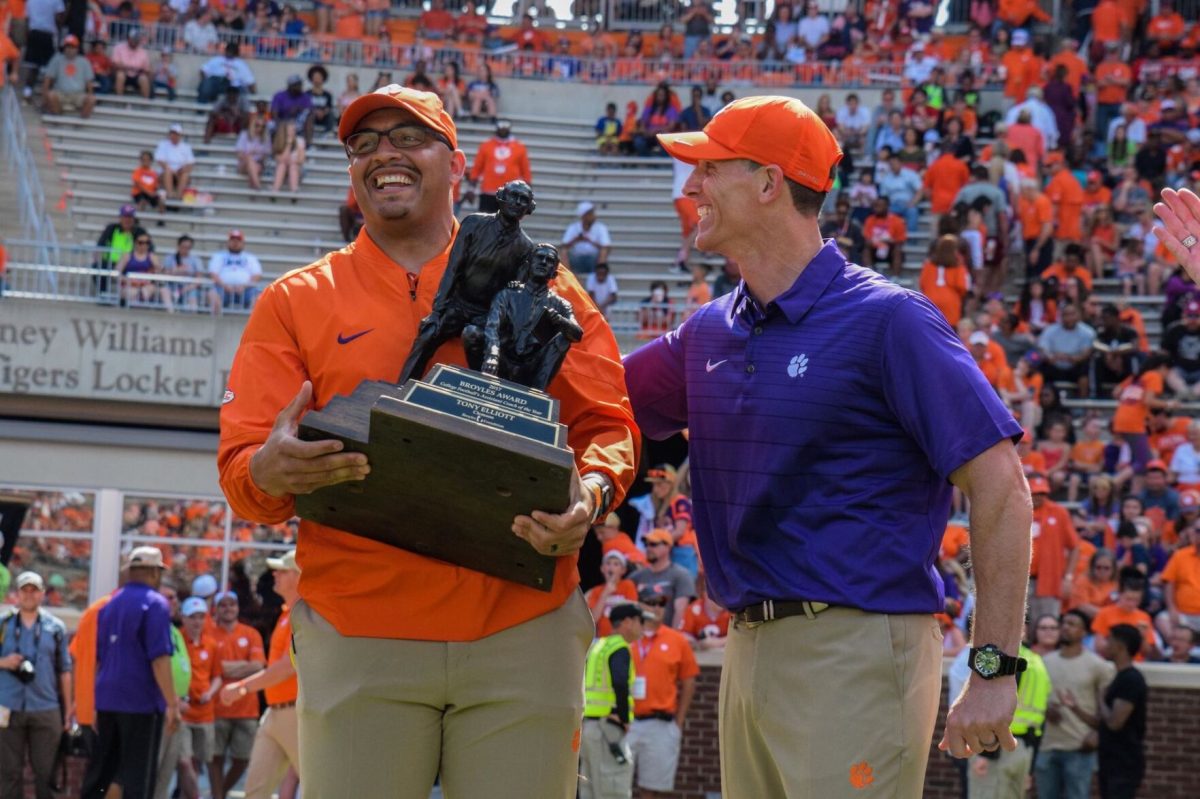 Former+defensive+coordinator+Brent+Venables+stands+beside+Tony+Elliott+as+he+receives+the+2017+Broyles+Award+for+being+college+footballs+assistant+coach+of+the+year.