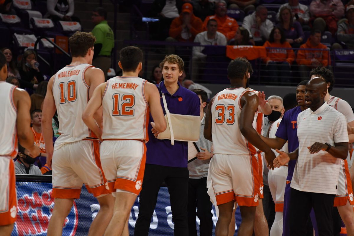 Clemson+mens+basketball+forward+Hunter+Tyson+wears+a+sling+for+his+injured+collarbone+while+his+teammates+come+to+the+bench.