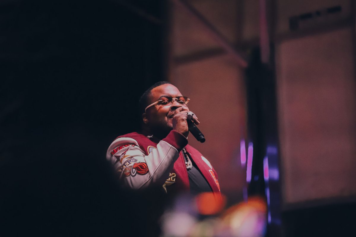 Kingston performing after show managers said he would leave if the audience stopped crowding the front.