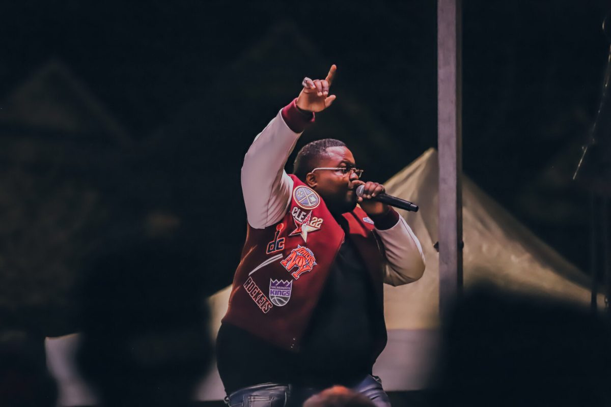 Sean Kingston singing to the Clemson audience, including his hit single "Beautiful Girls"