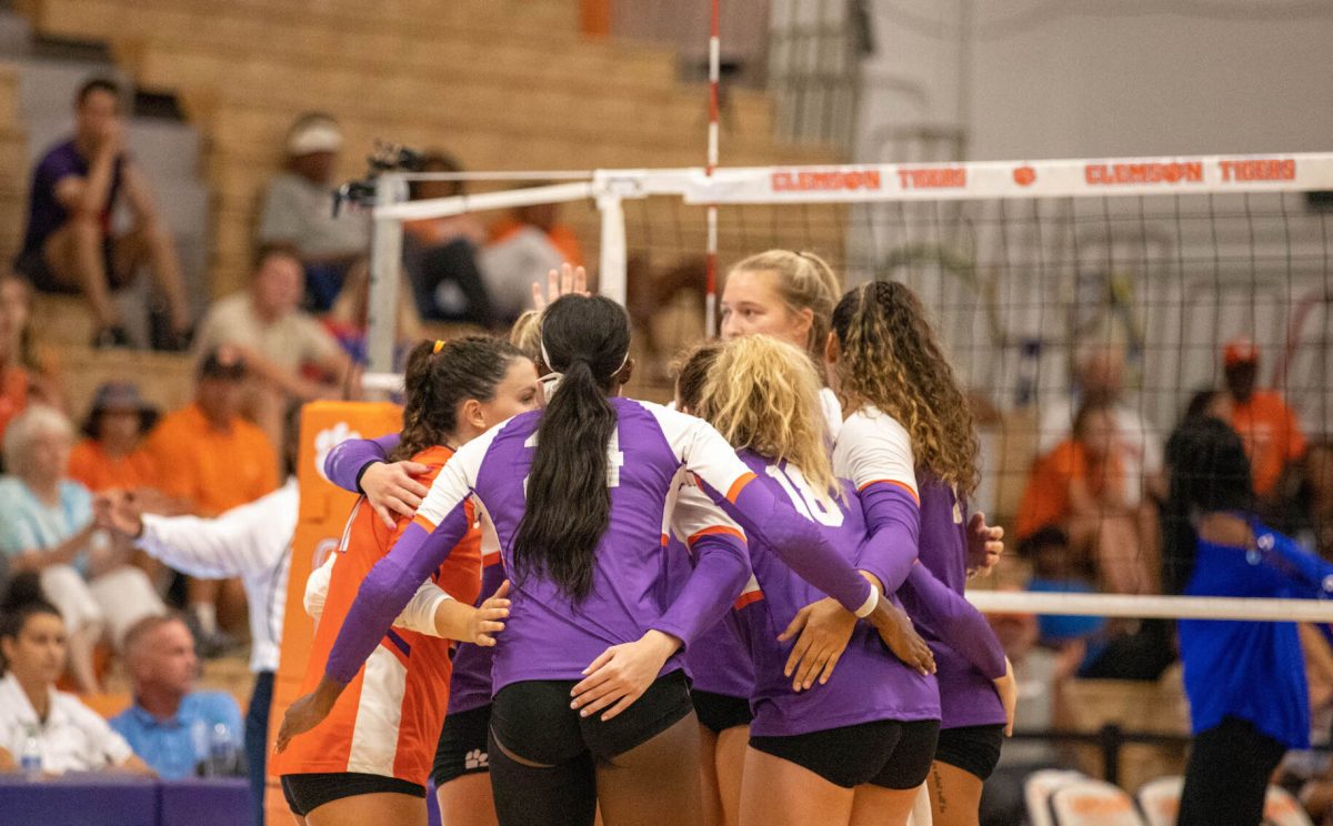 The+Clemson+volleyball+team+meets+in+a+huddle+before+the+Tigers+took+on+Lousiana+Tech+on+Aug.+27%2C+2022.