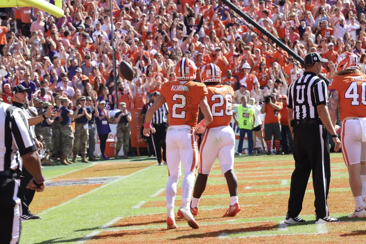 Clemson+quarterback+Cade+Klubnik+%282%29+celebrates+with+his+teammates+in+the+end+zone+during+the+Tigers+game+against+Syracuse+in+Memorial+Stadium+on+Oct.+22%2C+2022.%26%23160%3B