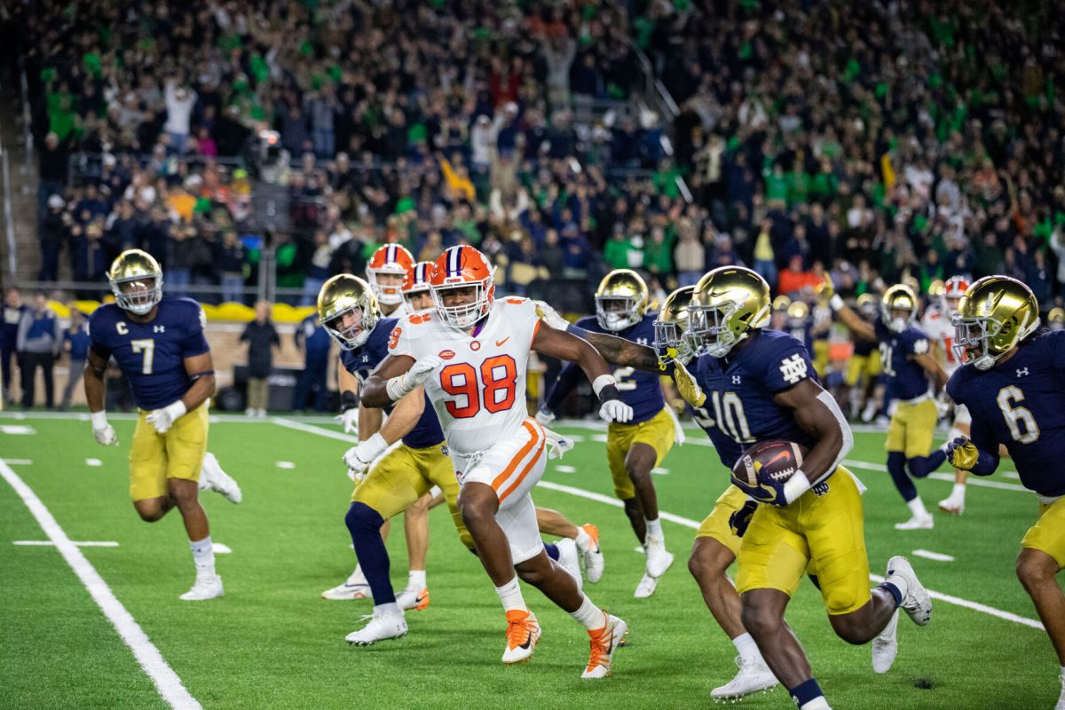 Following a blocked punt in the first quarter, Notre Dame linebacker Prince Kollie (#10) runs the ball for a touchdown.
