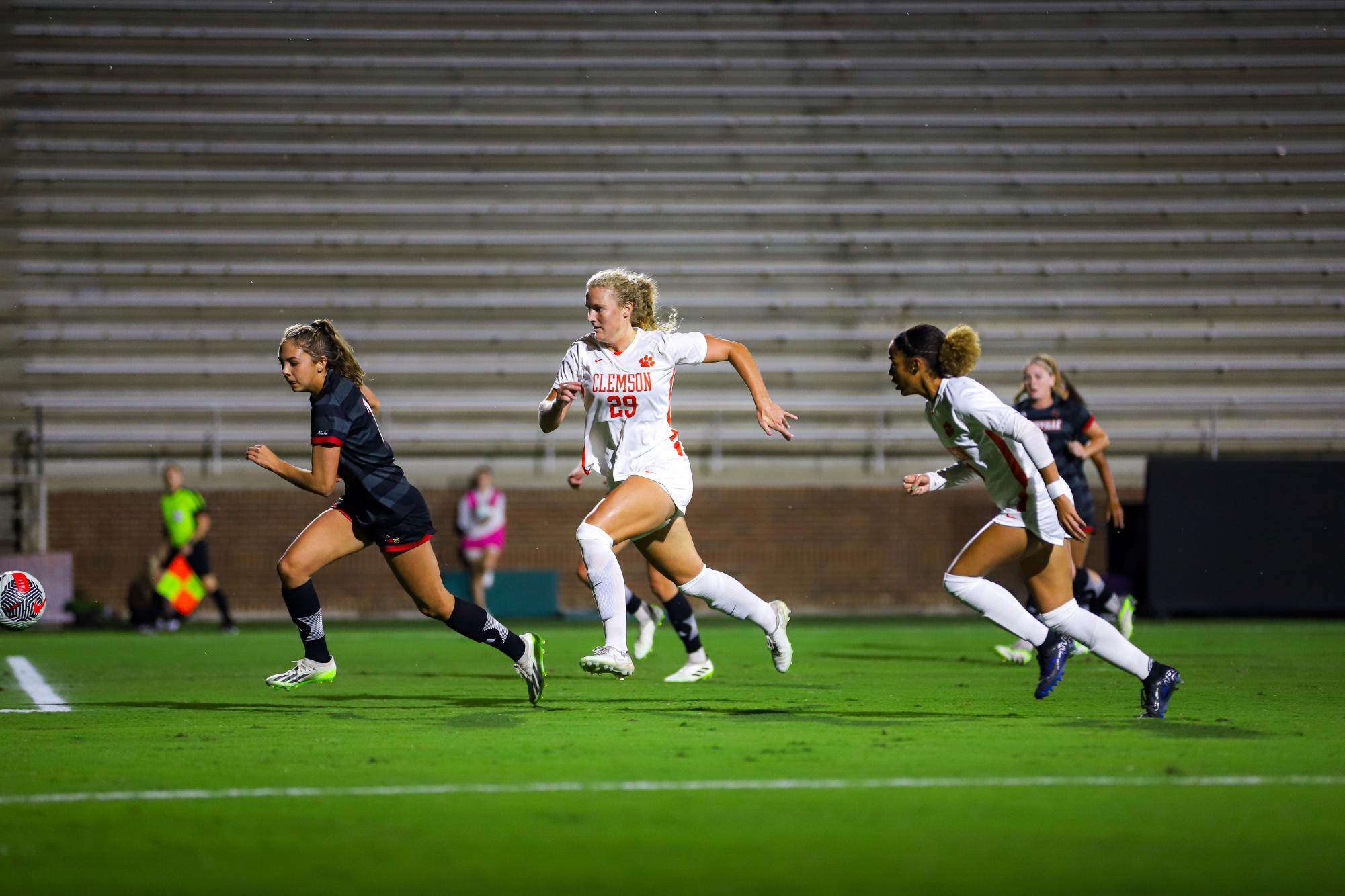 Pups on the pitch: No. 8 women's soccer shuts out Louisville