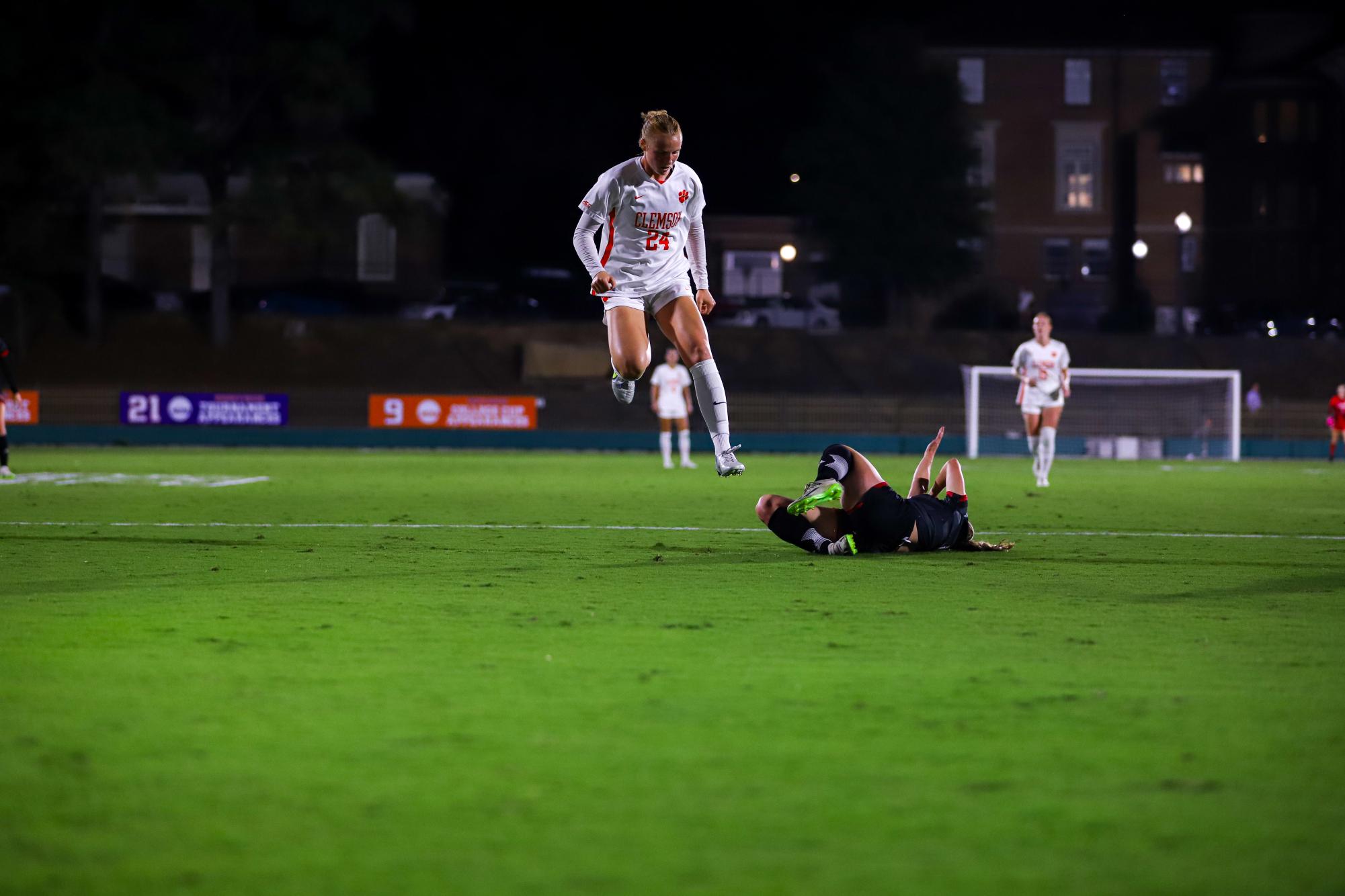 Pups on the pitch: No. 8 women's soccer shuts out Louisville