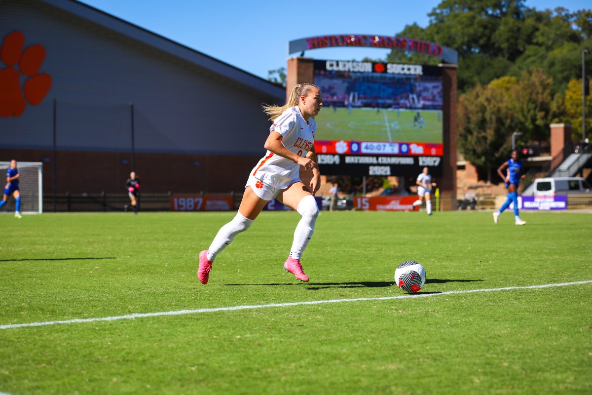 Jenna Tobia (8) assisted the Tigers’ lone goal scored by Christian Brathwaite in Clemson’s 4-1 loss against the Pittsburgh Panthers.