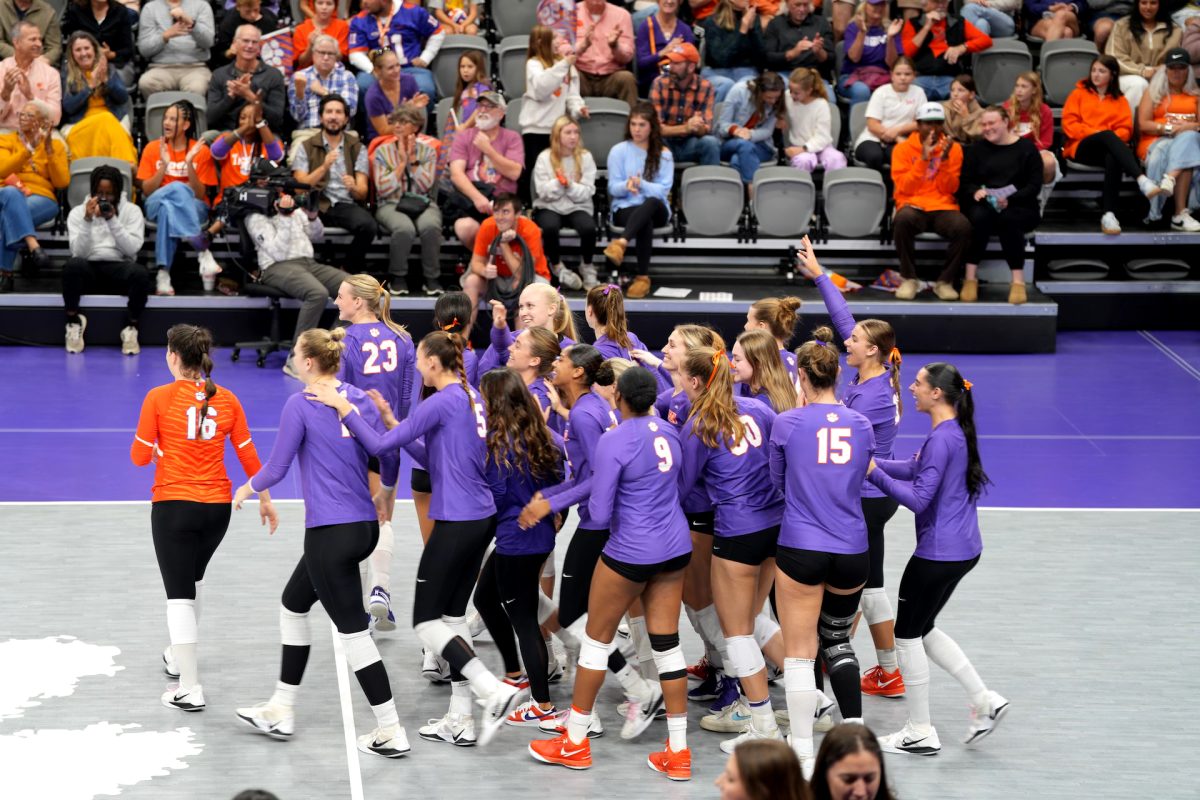 The Clemson volleyball team won its second consecutive ACC matchup on Sunday, defeating the Syracuse Orange at Jervey Gym. 