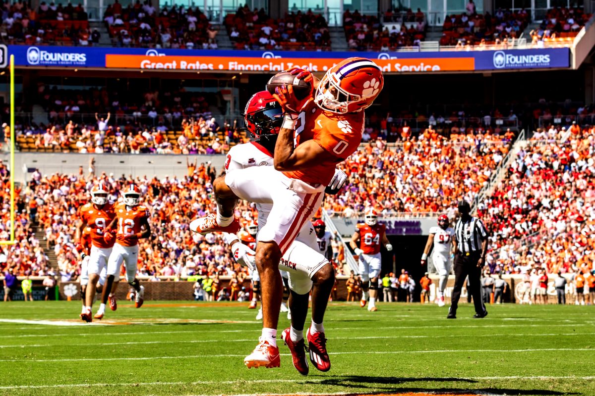 Antonio Williams (0) has two touchdowns in the first half for Clemson, who leads Pitt 17-7 at the half. 