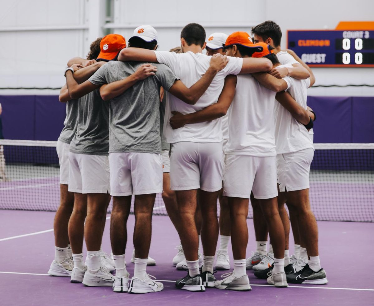 The Clemson men's tennis team fell to the Illinois Fighting Illini last weekend, taking its first loss of the season.