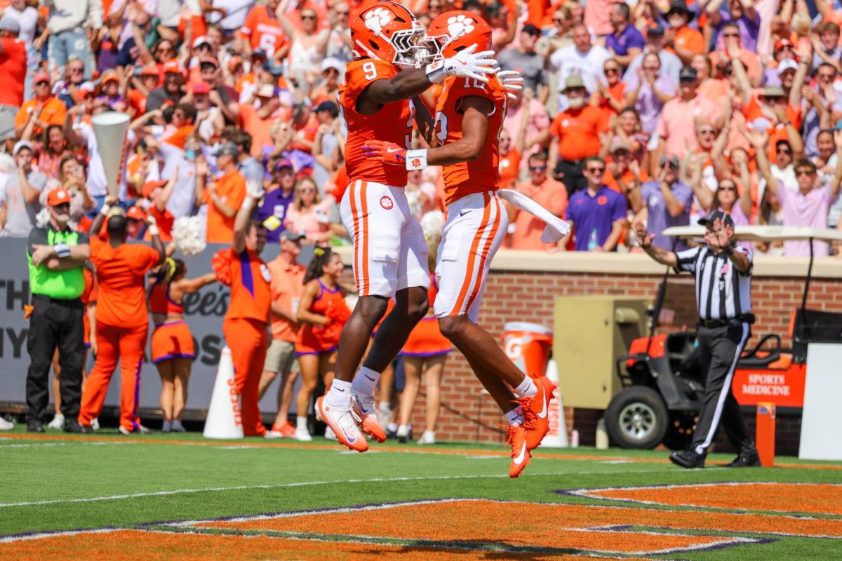 Syracuse is dominating Clemson on the time of possession, and the Tigers’ inability to extend drives in the first half isn't helping.